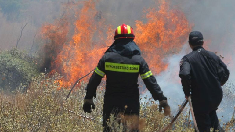 Μαίνεται η πυρκαγιά στο Ξυλόκαστρο